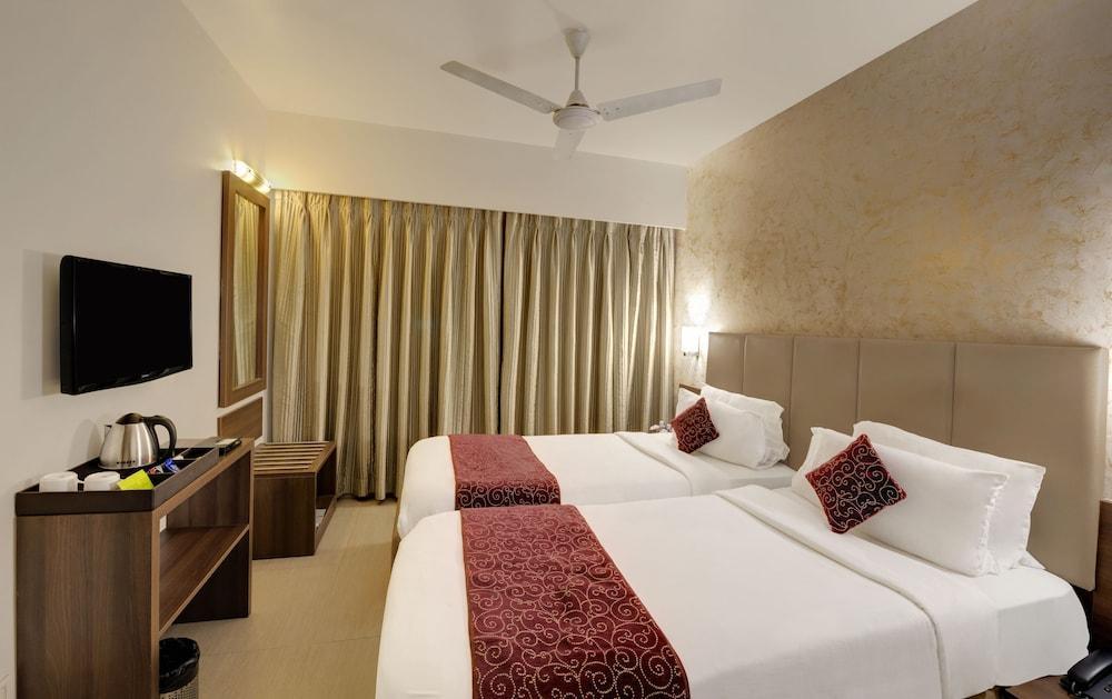 Central Beacon Hotel Surate Extérieur photo