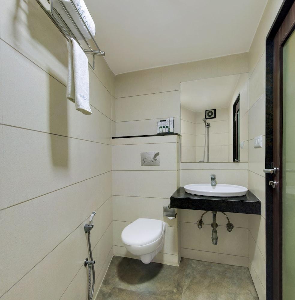 Central Beacon Hotel Surate Extérieur photo