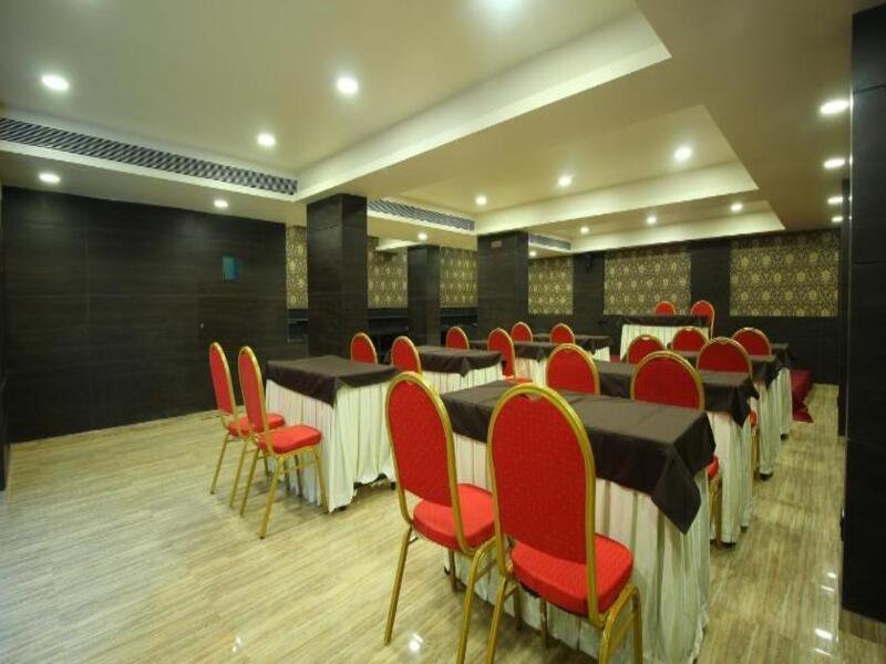 Central Beacon Hotel Surate Extérieur photo