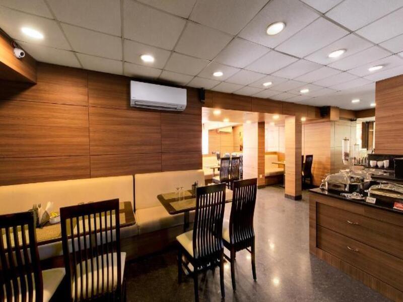 Central Beacon Hotel Surate Extérieur photo