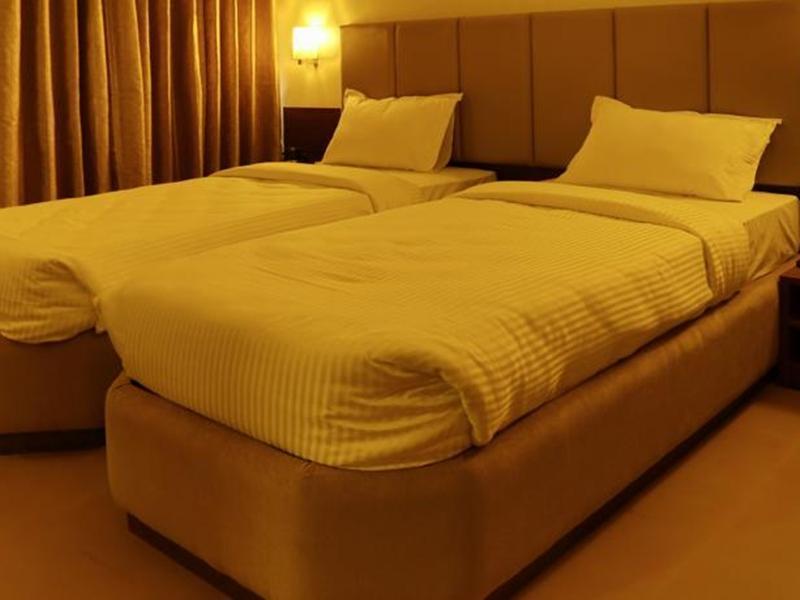 Central Beacon Hotel Surate Extérieur photo