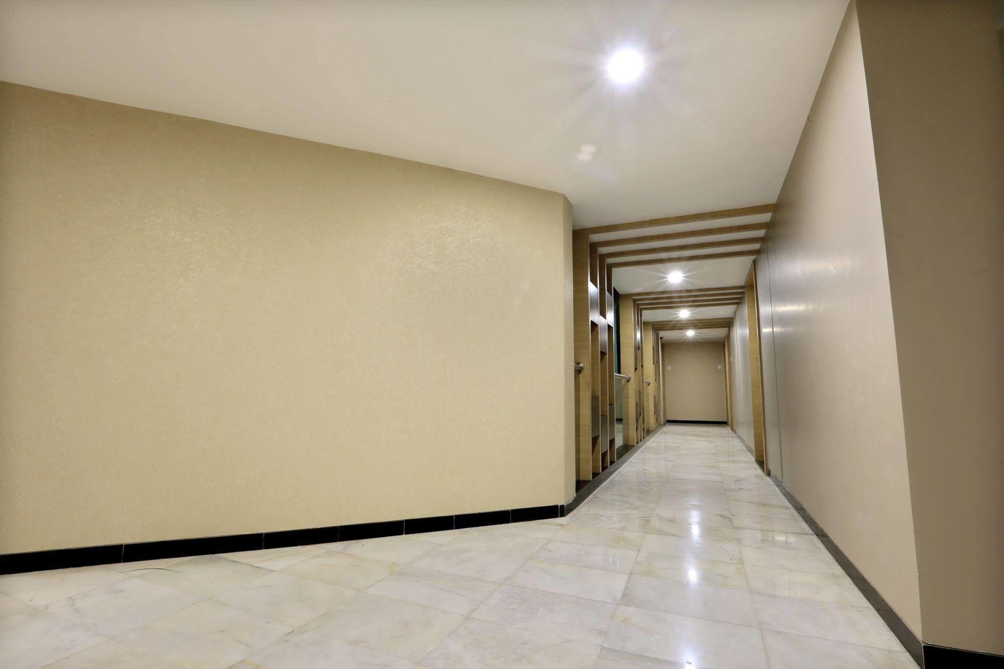 Central Beacon Hotel Surate Extérieur photo