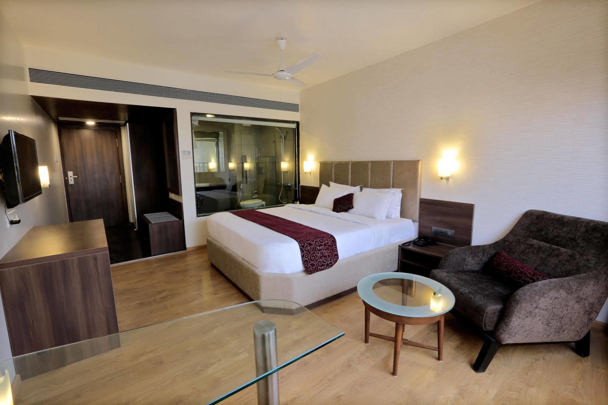 Central Beacon Hotel Surate Extérieur photo