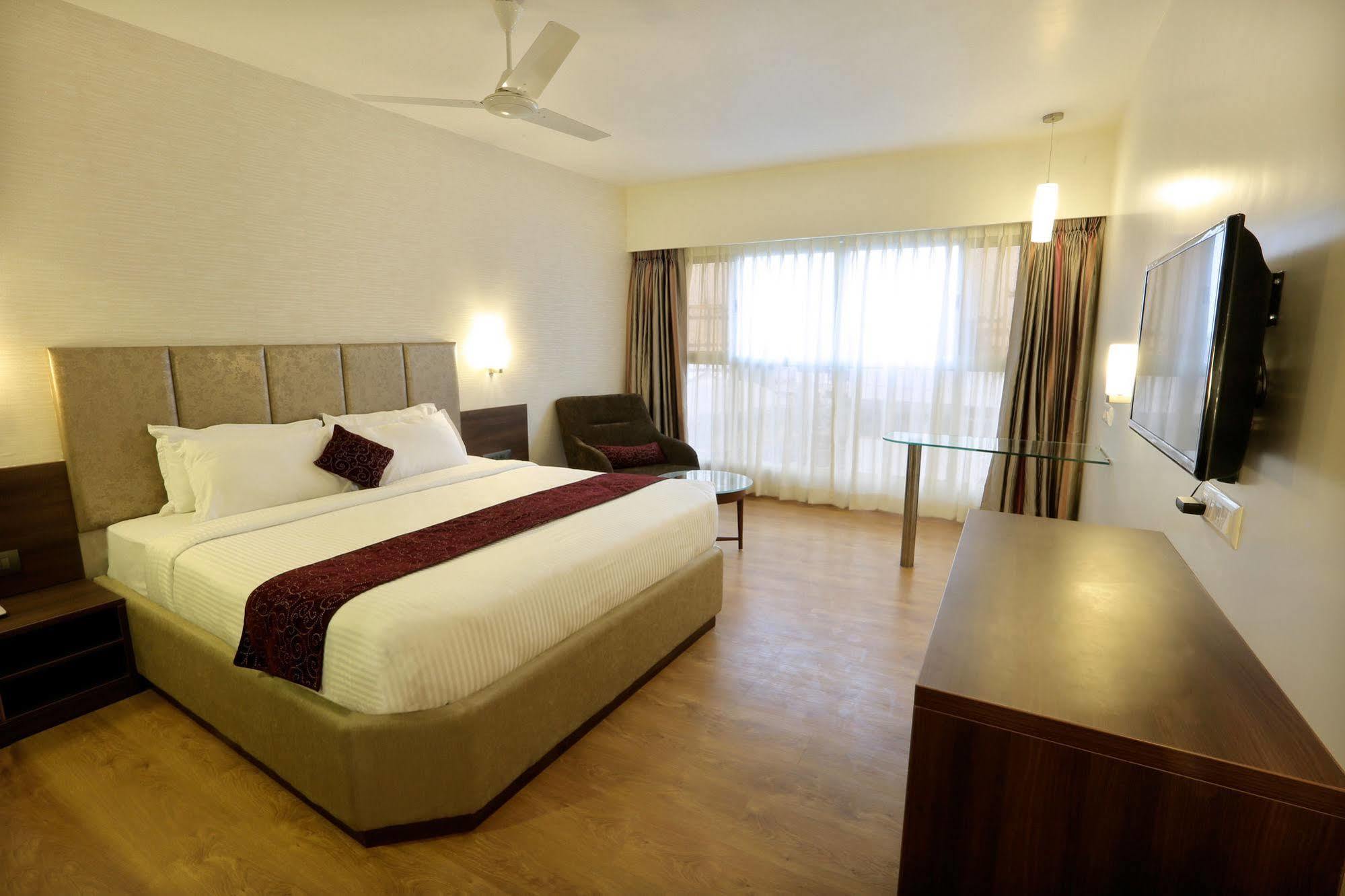 Central Beacon Hotel Surate Extérieur photo