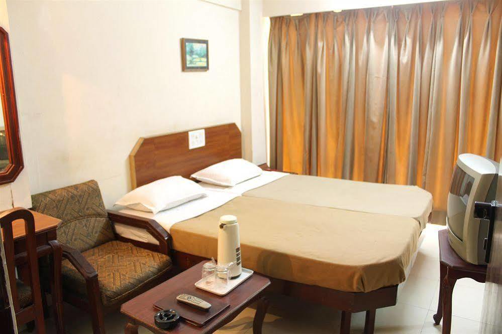 Central Beacon Hotel Surate Extérieur photo