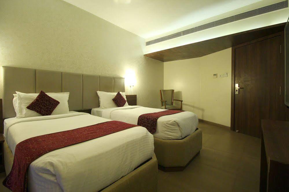 Central Beacon Hotel Surate Extérieur photo