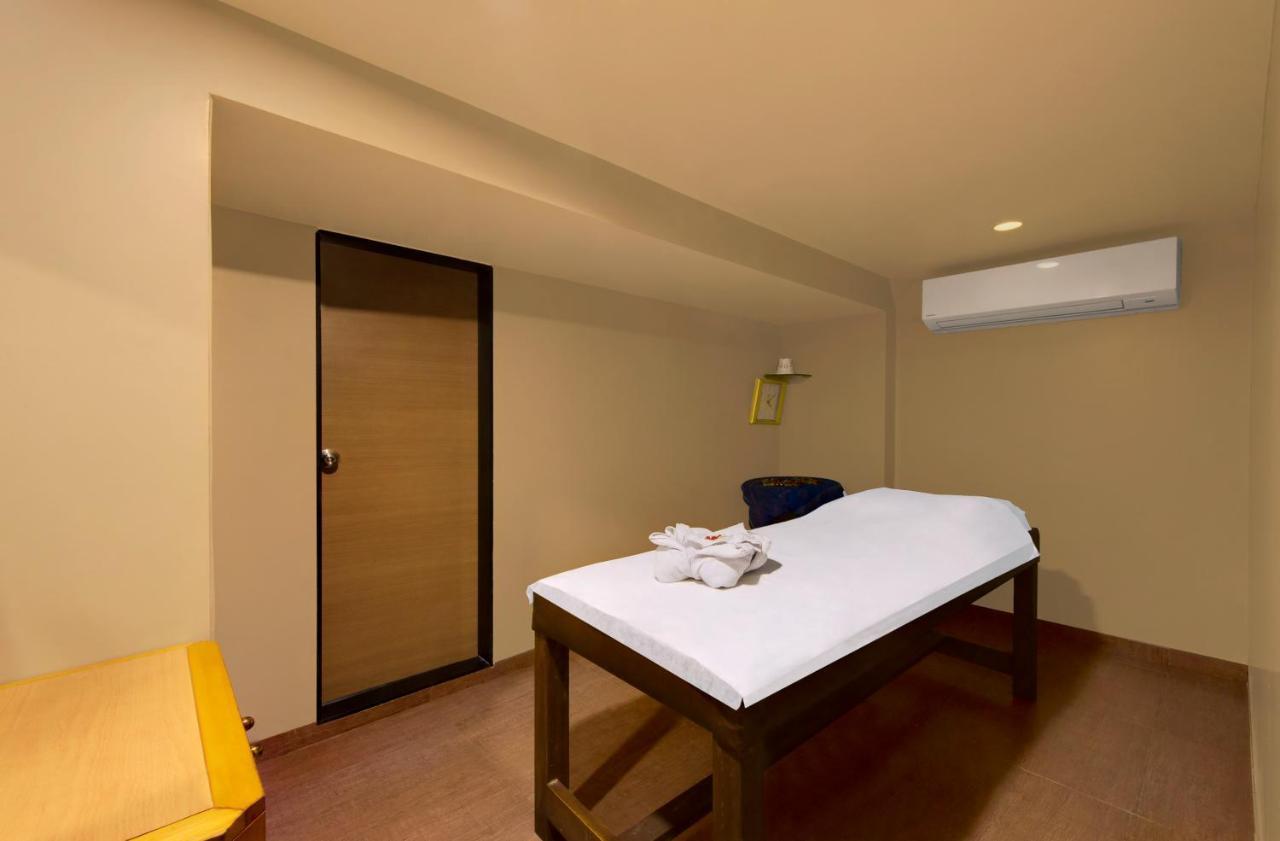 Central Beacon Hotel Surate Extérieur photo
