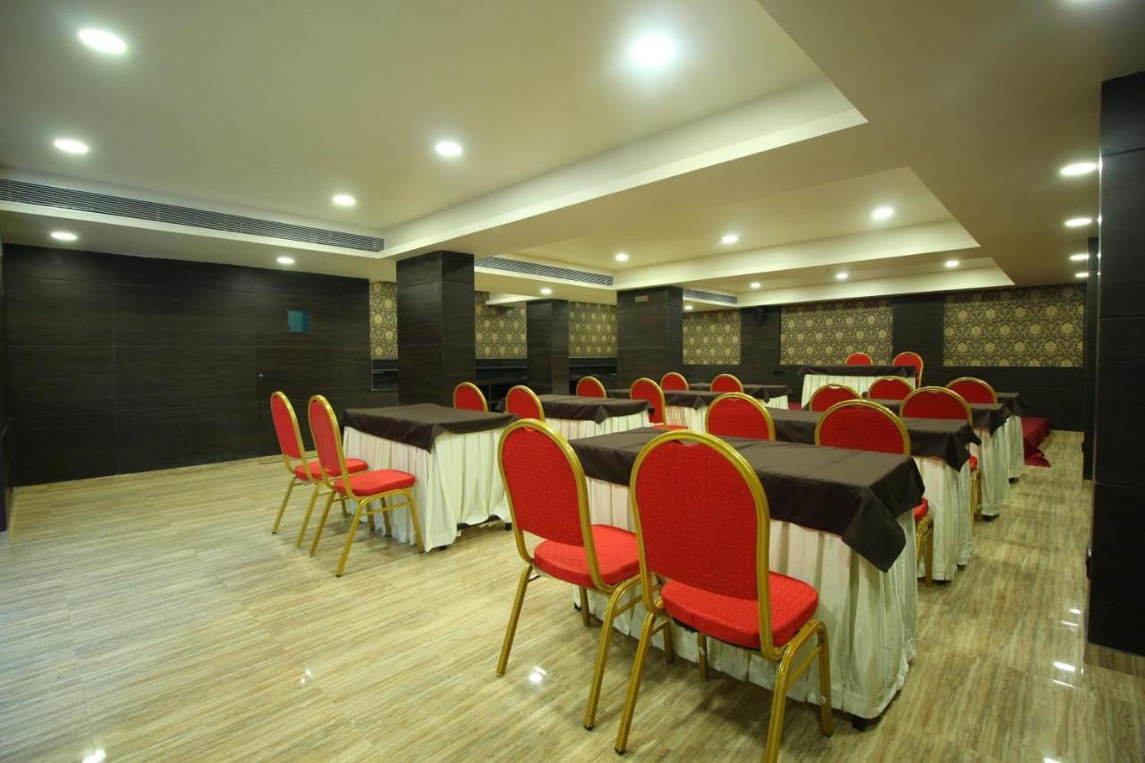 Central Beacon Hotel Surate Extérieur photo