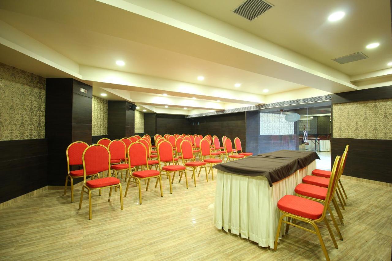 Central Beacon Hotel Surate Extérieur photo